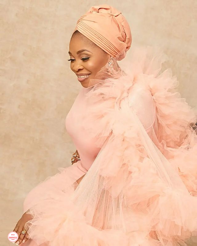 “Don’t you have elders at home” – Reactions as ice-cream vendor teases Tope Alabi countlessly