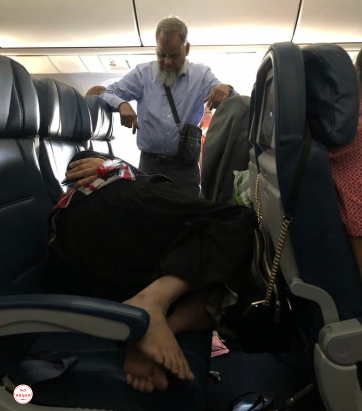 Man reportedly stands throughout six hour flight for his wife to sleep
