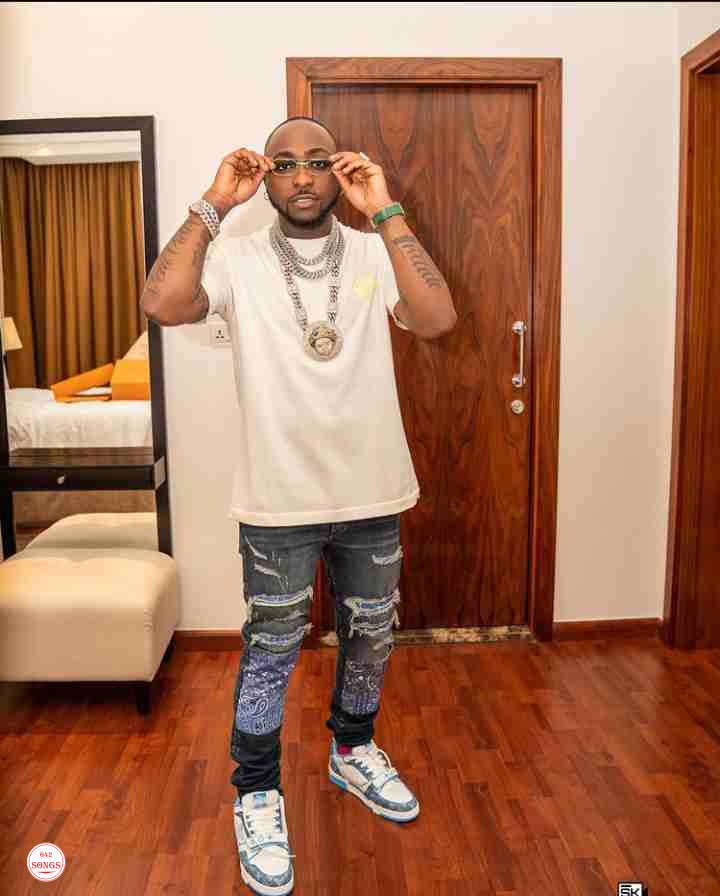 Fans react to Davido’s response to question about Chioma Rowland thrown at him by some elderly women
